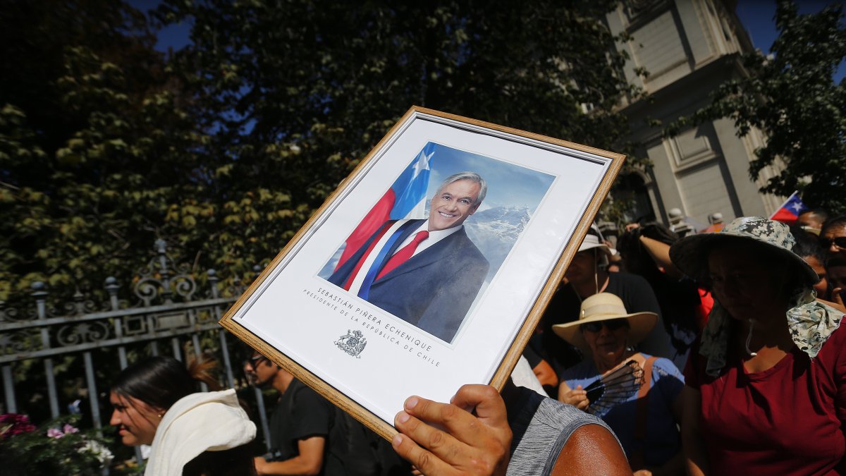 Simpatizantes del fallecido expresidente de Chile Sebastián Piñera asisten al velatorio en la antigua sede del Congreso Nacional en Santiago (Chile).