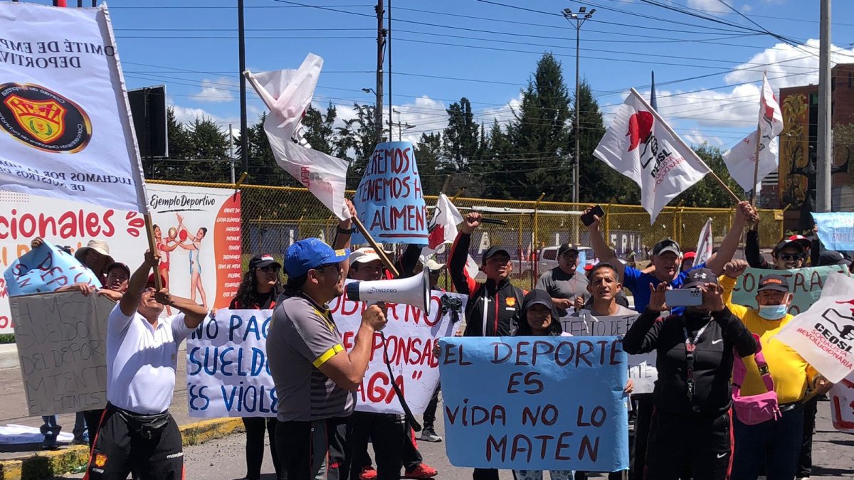 Plantón de trabajadores fue en horas de la mañana en exteriores del complejo