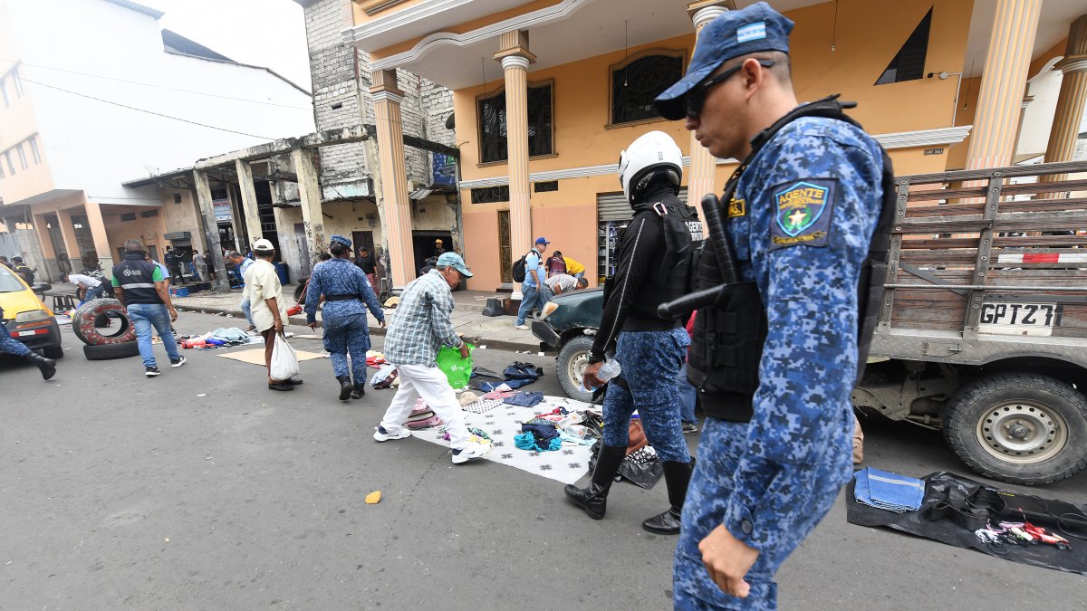 Setenta policías y funcionarios municipales actuaron en el operativo.