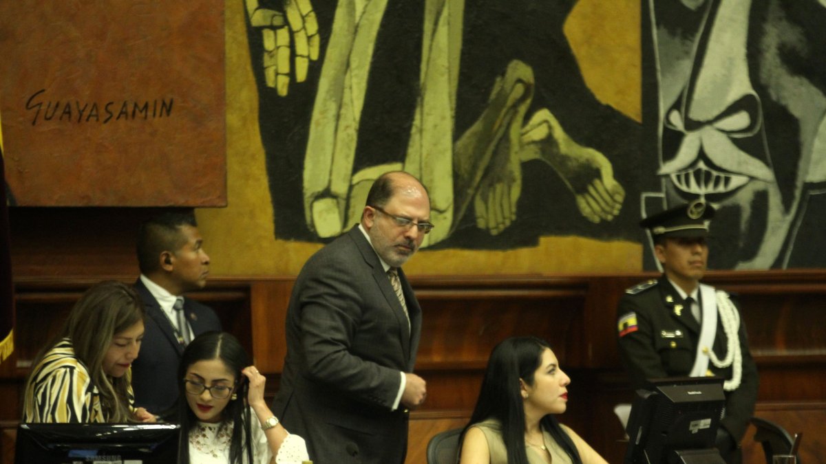 Henry Kronfle en la sesión 900 de la Asamblea Nacional.