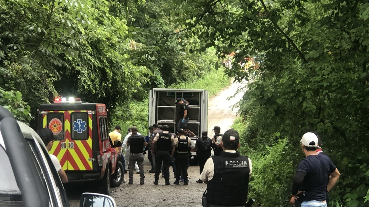 Proceso. Cerca de tres horas demoró el levantamiento de los cuerpos.