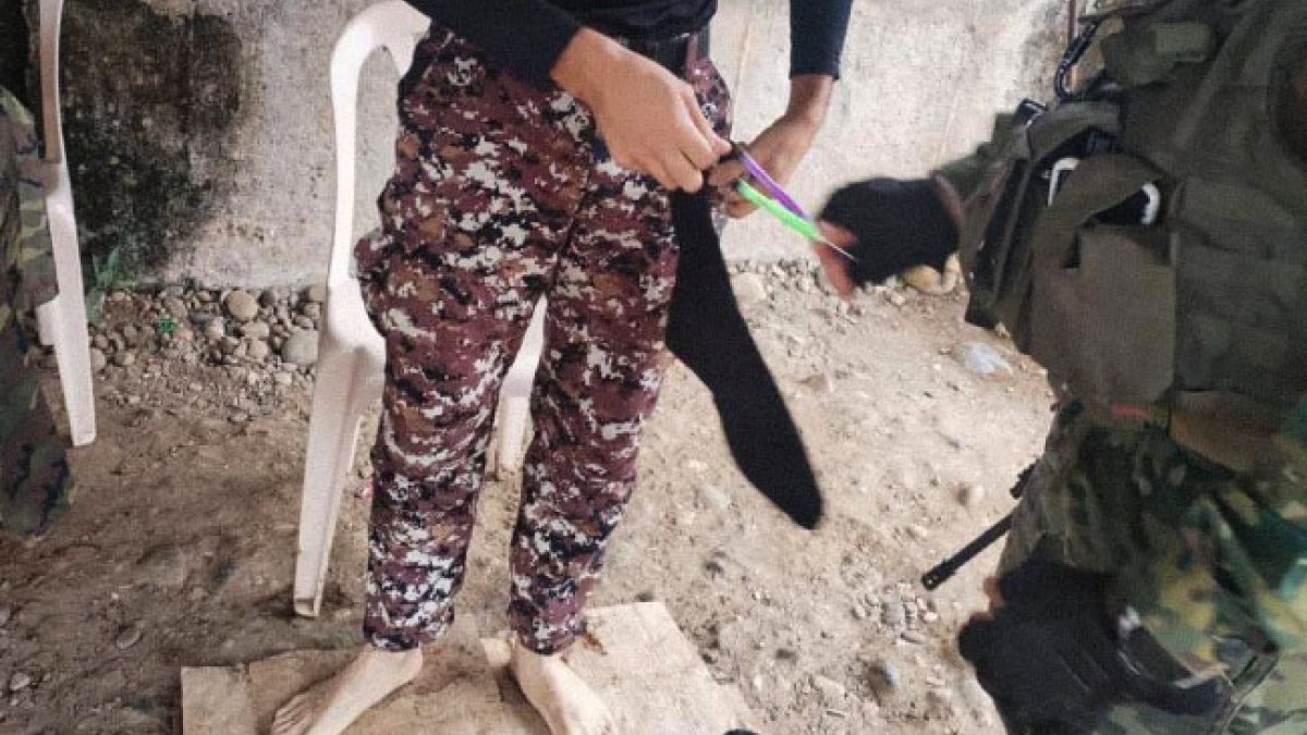 El guía penitenciario escondía armas blancas en las botas de su uniforme.