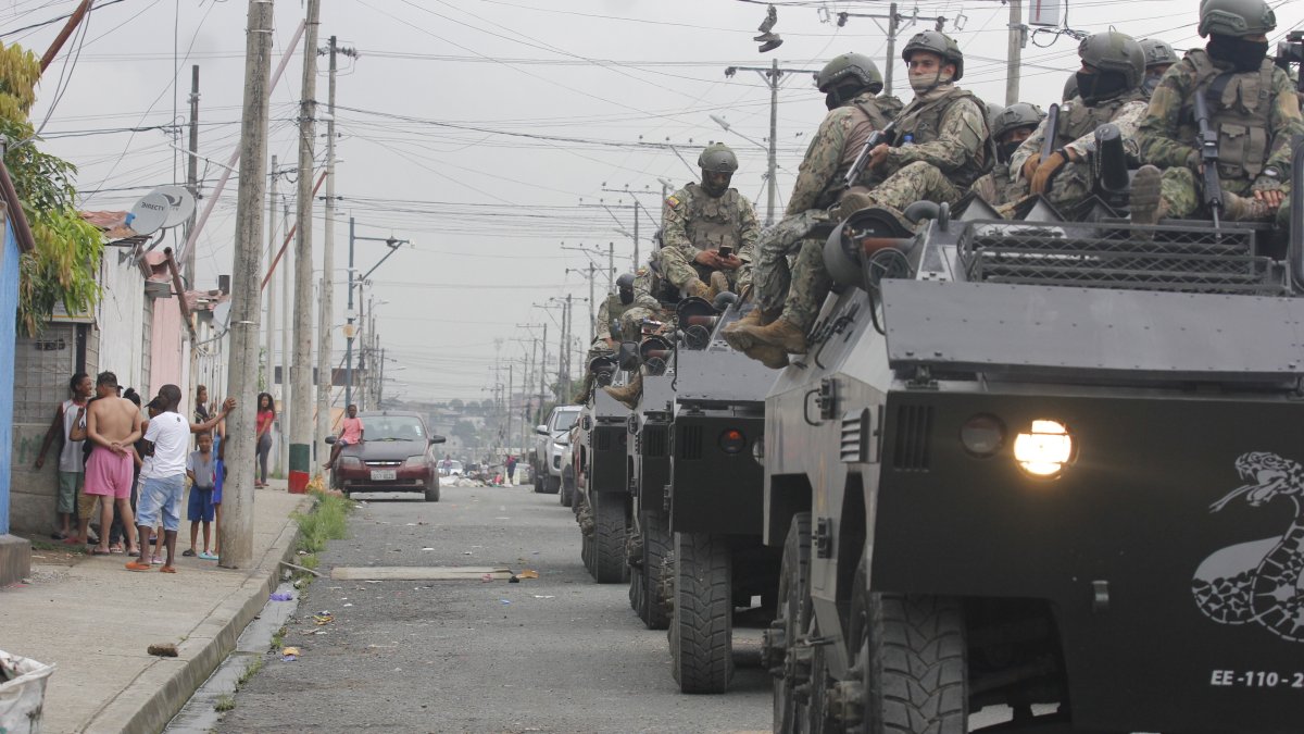 Visita. Los habitantes del conjunto residencial mostraron asombro y temor ante la incursión militar