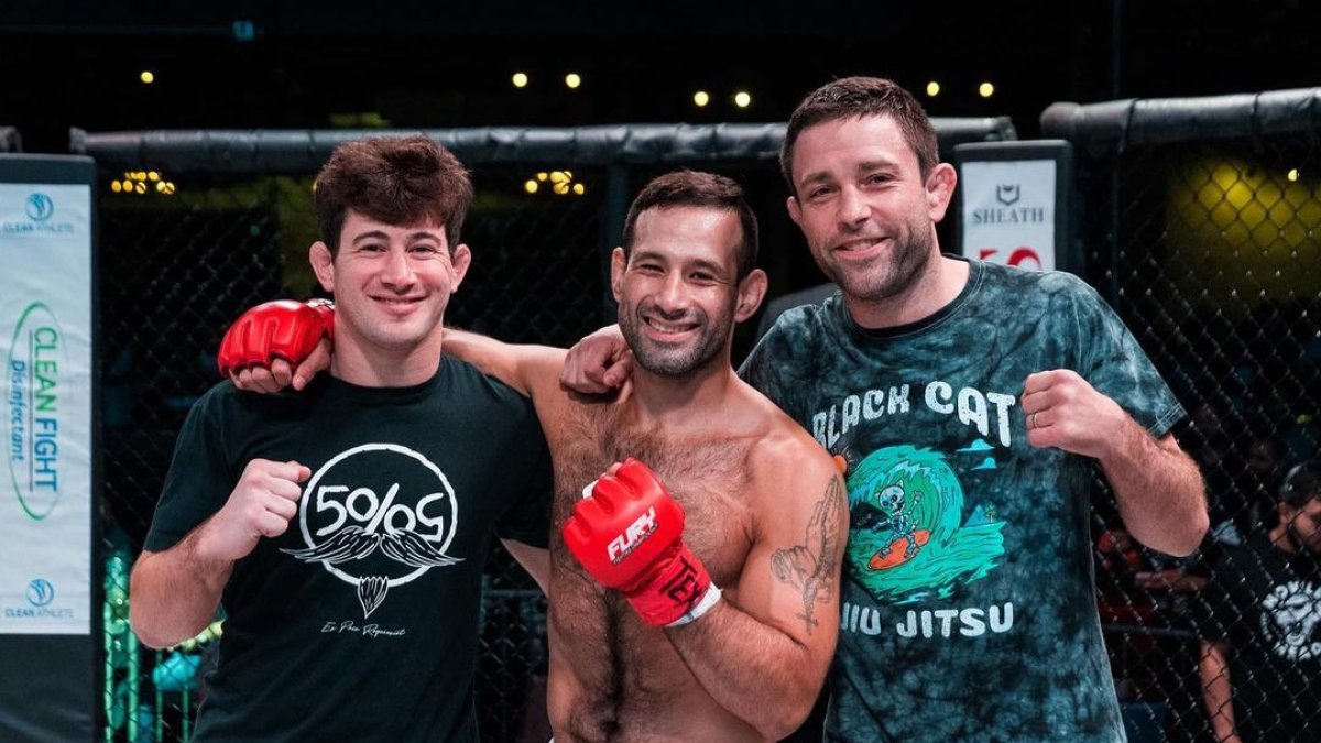 Vera Santos con parte de su equipo. El tricolor llega por primera vez a la UFC, lo hace de inicio pactando tres peleas. Será el segundo combate preliminar, a las 20:00.