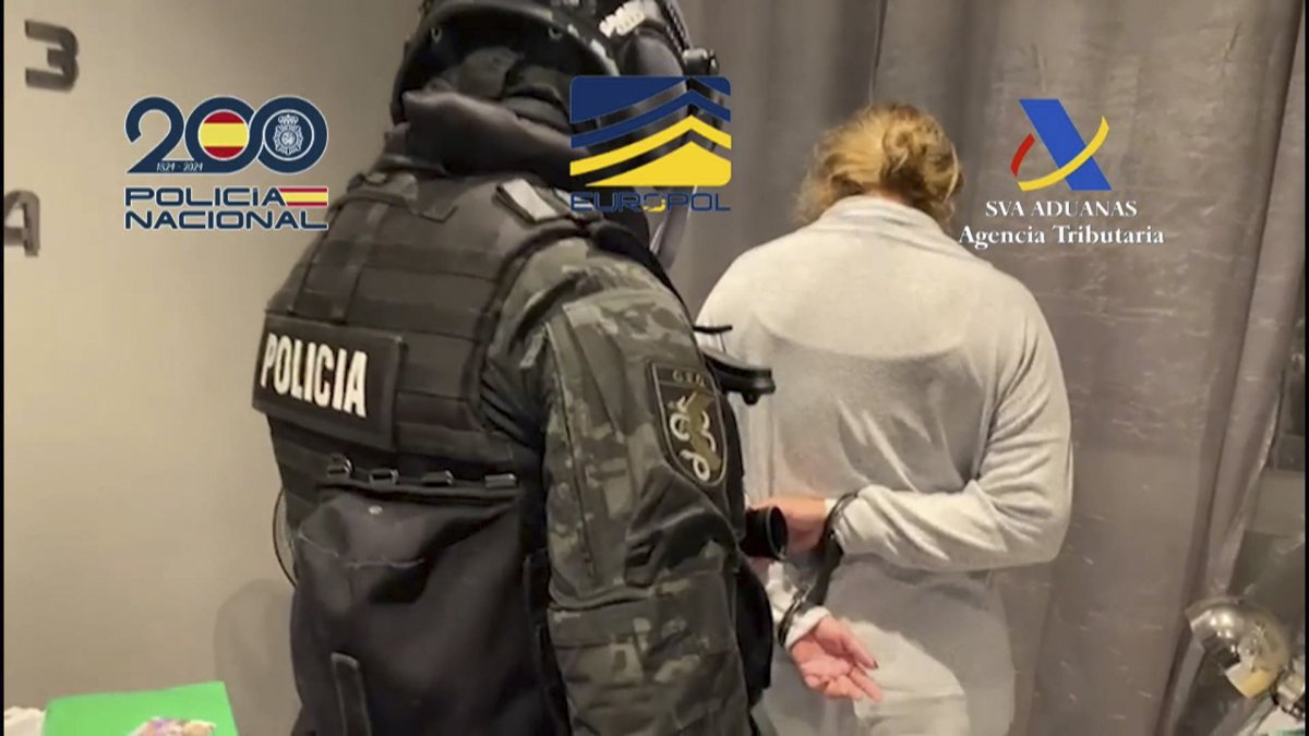 La Policía Nacional y Vigilancia Aduanera, en cooperación con Ecuador, han detenido a 32 personas, trece de ellas en España (una en Valencia) como presuntos integrantes de una red de narcotraficantes
