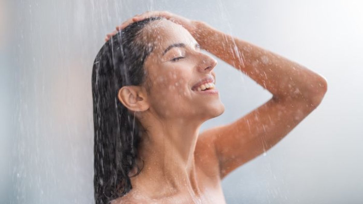 Expertos en cuidado capilar ofrecen perspectivas sobre la frecuencia de lavado del cabello.