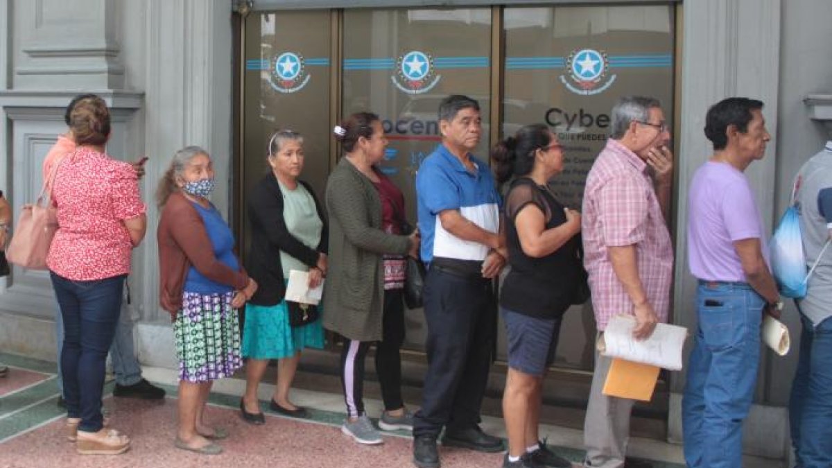 Trámite. Diferentes ciudadanos en las ventanillas del Municipio.