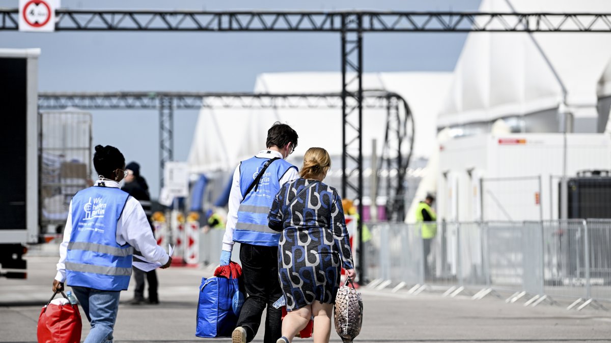 Refugiados ucranianos a su llegada a un campamento junto al aeropuerto de Berlin.