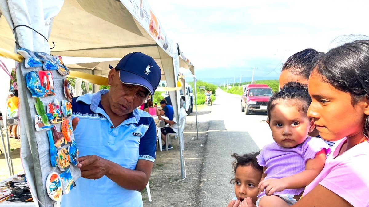 Los comuneros muestran sus artesanías en las vías de Colonche