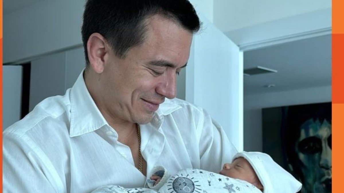 Furio en brazos de su padre, Daniel Noboa.