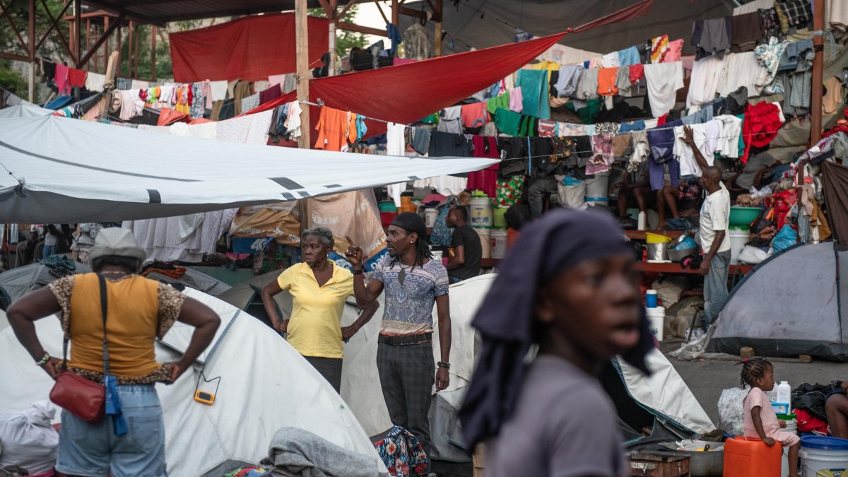 Fotografía de archivo que muestra desplazados por la violencia de las pandillas en un refugio temporal en Puerto Príncipe (Haití).