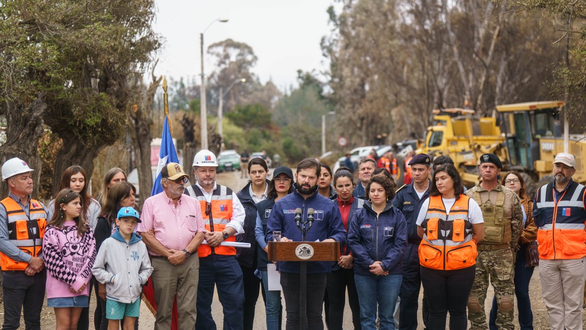 El mandatario, Gabriel Boric, anuncia las medidas adoptadas para ayudar a los damnificados por los incendios forestales, este viernes 16 de febrtero en Patagual, Villa Alemanda, Viña del Mar (Chile). 