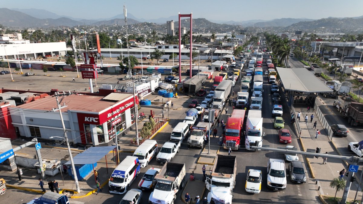 Transportistas bloquean una carretera este jueves en el balneario de Acapulco (México).