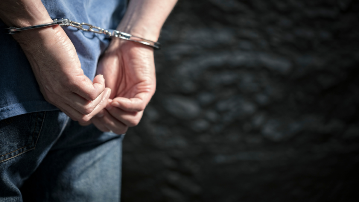 El acusado se encuentra prófugo de la justicia.