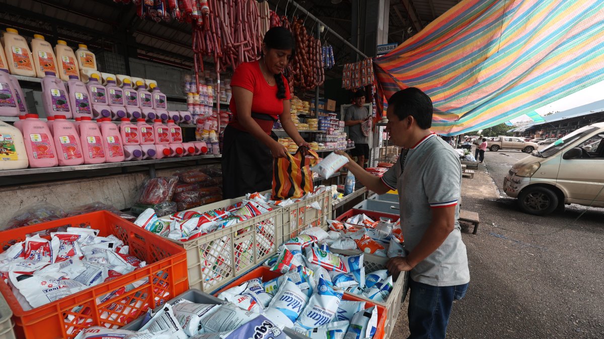 Comercio. Uno de los locales del mercado de mayoristas, en Guayaquil, en Montebello que vende lácteos.