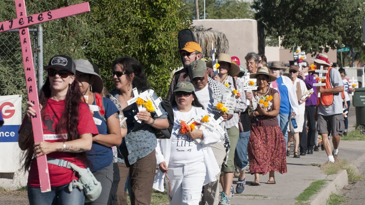 Una marcha de decenas de persona, por una calle del sur de la ciudad de Tucson (Arizona, EE.UU.), para recordar a los miles de inmigrantes indocumentados que han muerto en la frontera.