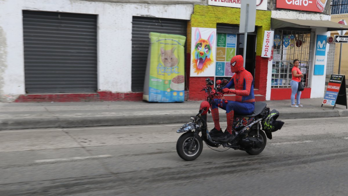 Un hombre con disfraz circulaba por el norte de Guayaquil