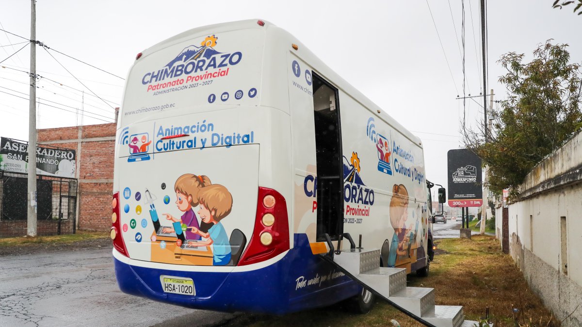 El llamado 'Bus de Animación Cultural y Digital' el 5 de febrero de 2024, en Riobamba (Ecuador).
