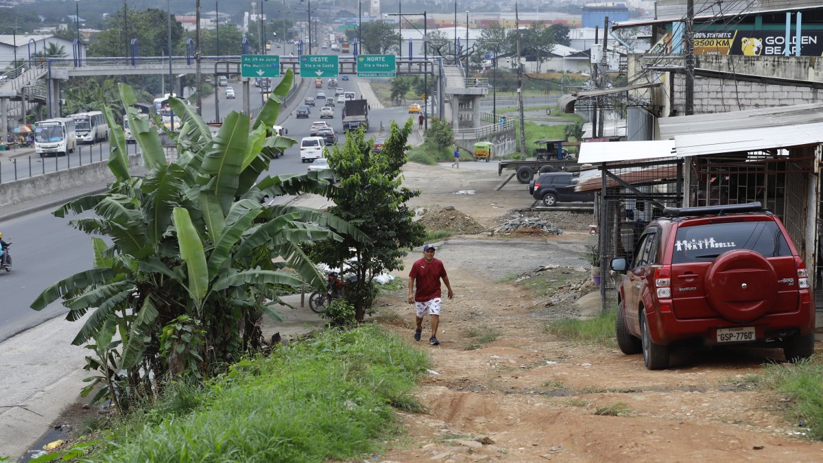 Queja. Los habitantes denuncian vivir con riesgo y entre desechos.