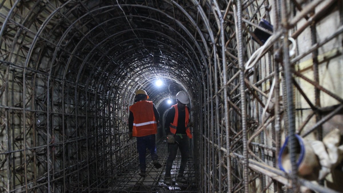 Obras. En la calle de La Cerámica está ubicado el ingreso a uno de pozos que son parte del proyecto.