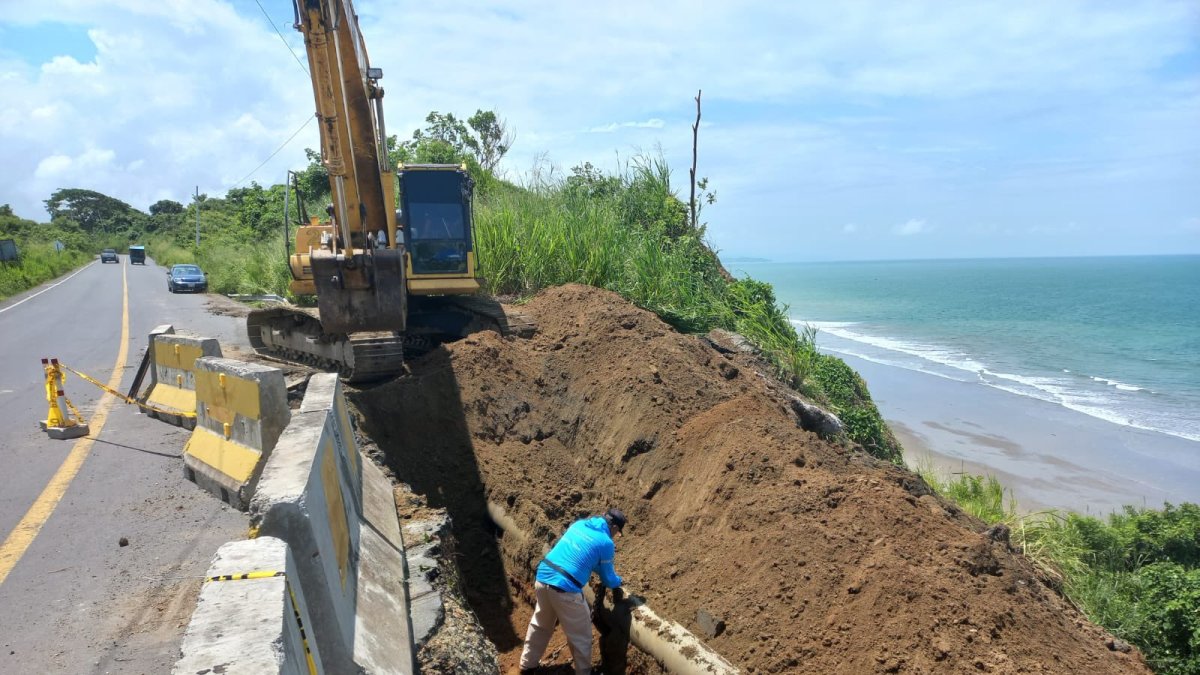 Acciones. Maquinaria ejecuta trabajos de rehabilitación en tramo vial.