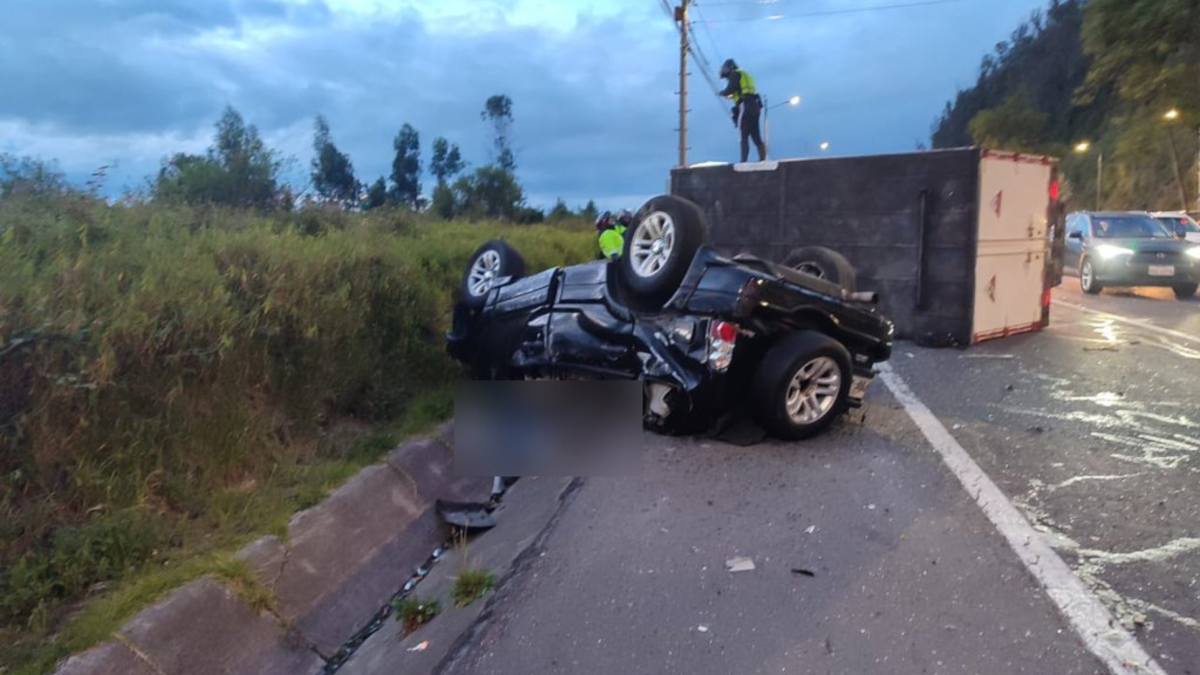 Un auto y un tráiler chocaron en Quito en horas de la mañana de este sábado.