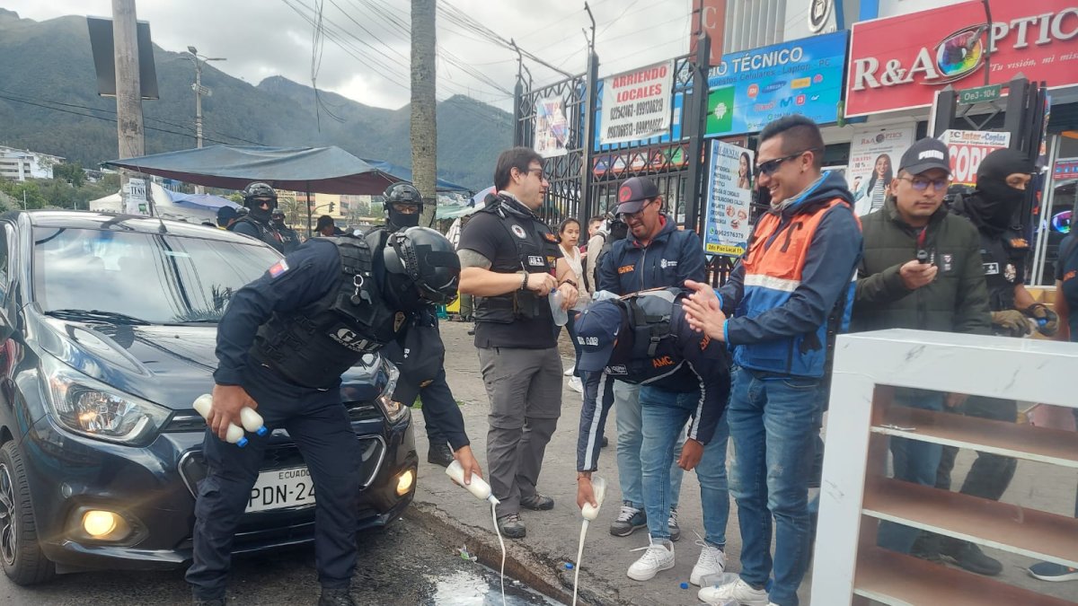 Los agentes metropolitanos desecharon las bebidas alcohólicas sobre la vía y en alcantarillas.