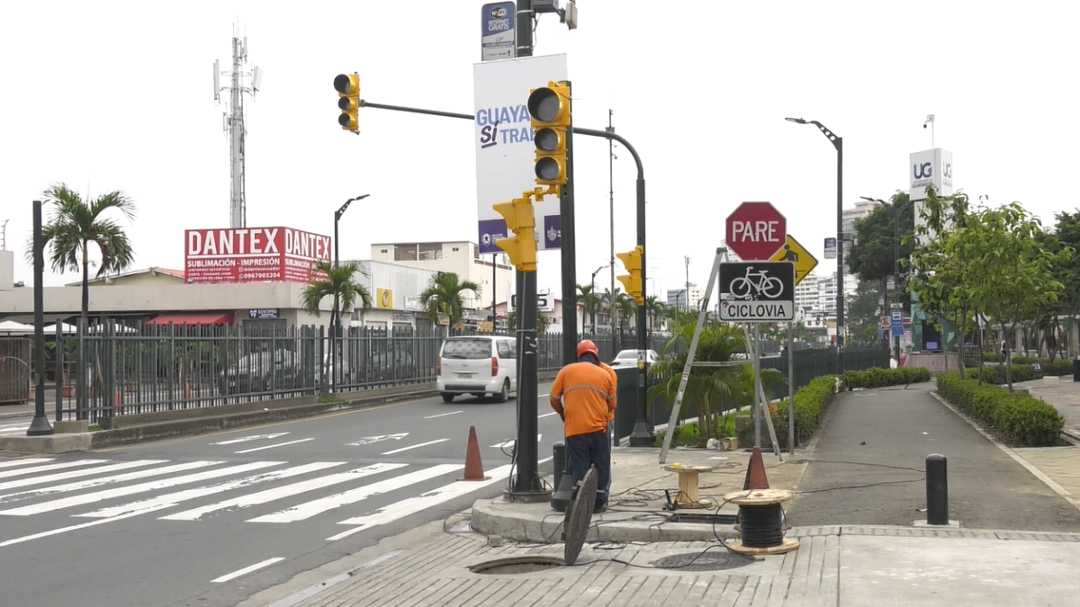El cruce peatonal seguro está ubicado entre la Universidad de Guayaquil y la ciudadela Bolivariana.