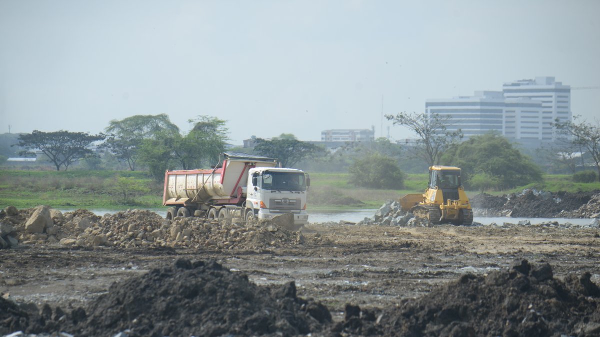 Relleno. El material pétreo ha sido ubicado en gran parte de la laguna desde hace varios meses.