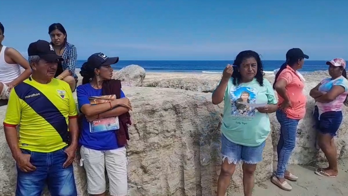 La familia de los pescadores acudieron al sitio desde donde partieron para emprender la búsqueda.