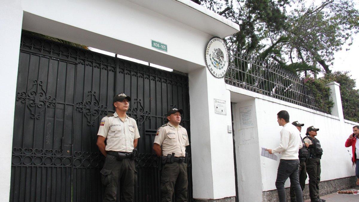 Fachada de la Embajada de México, con custodia de la Policía Nacional.