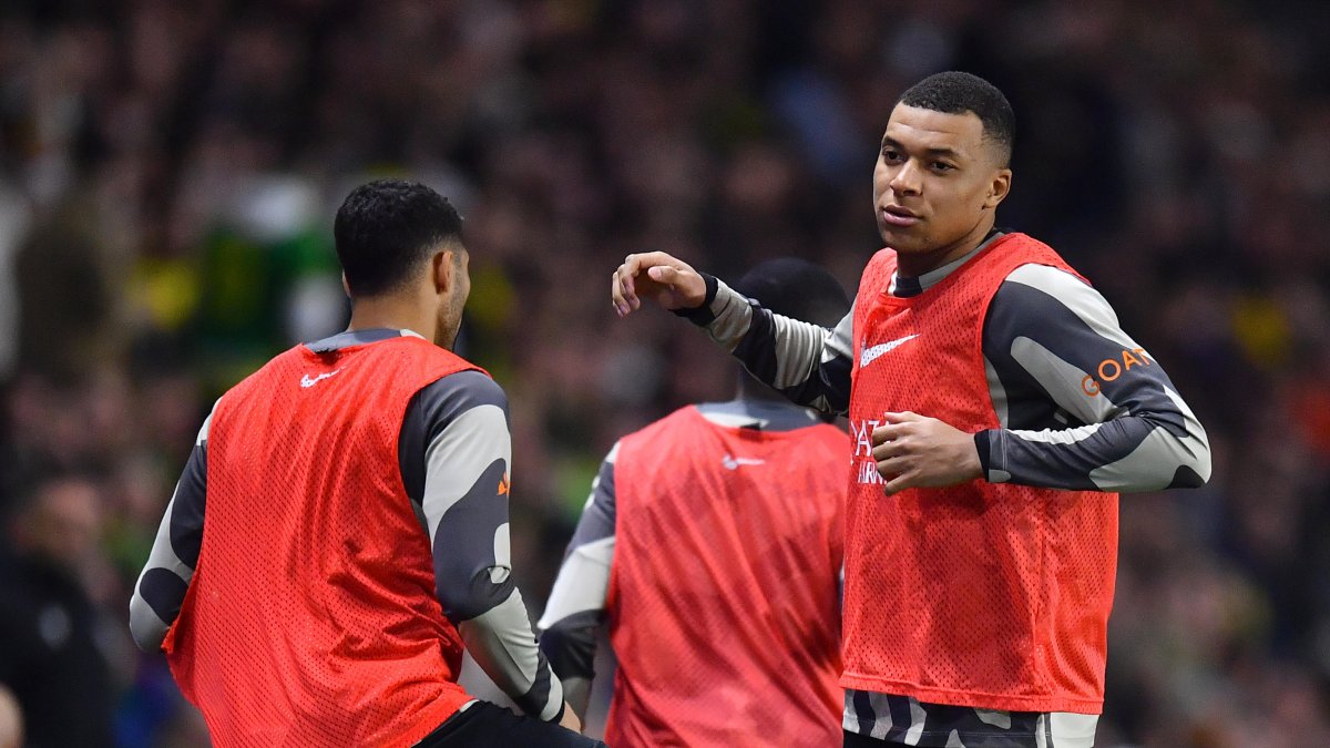 Kylian Mbappé inició como suplente en el partido de PSG ante Nantes