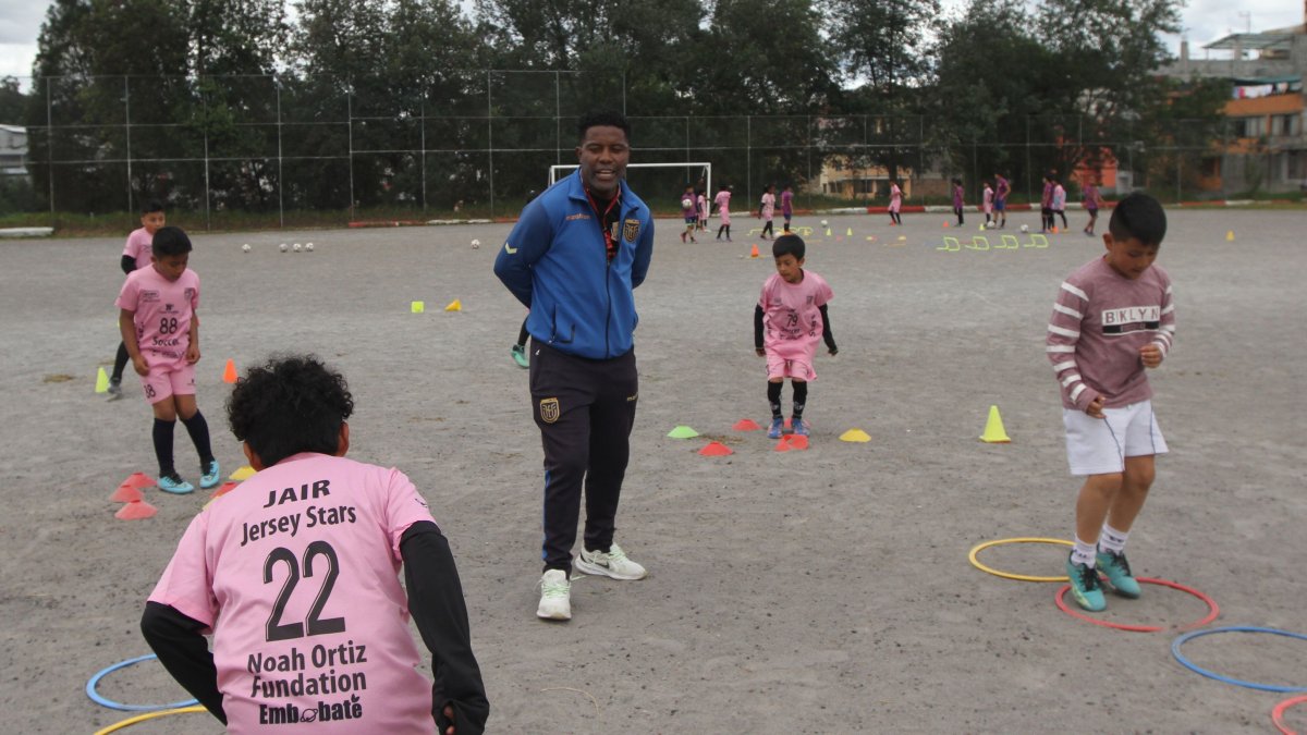 Lastra entrena a diario a niños y niñas de la escuela Jersey Star Ecuador, que funciona en el estadio de la liga barrial Eloy Alfaro, al sur de Quito.