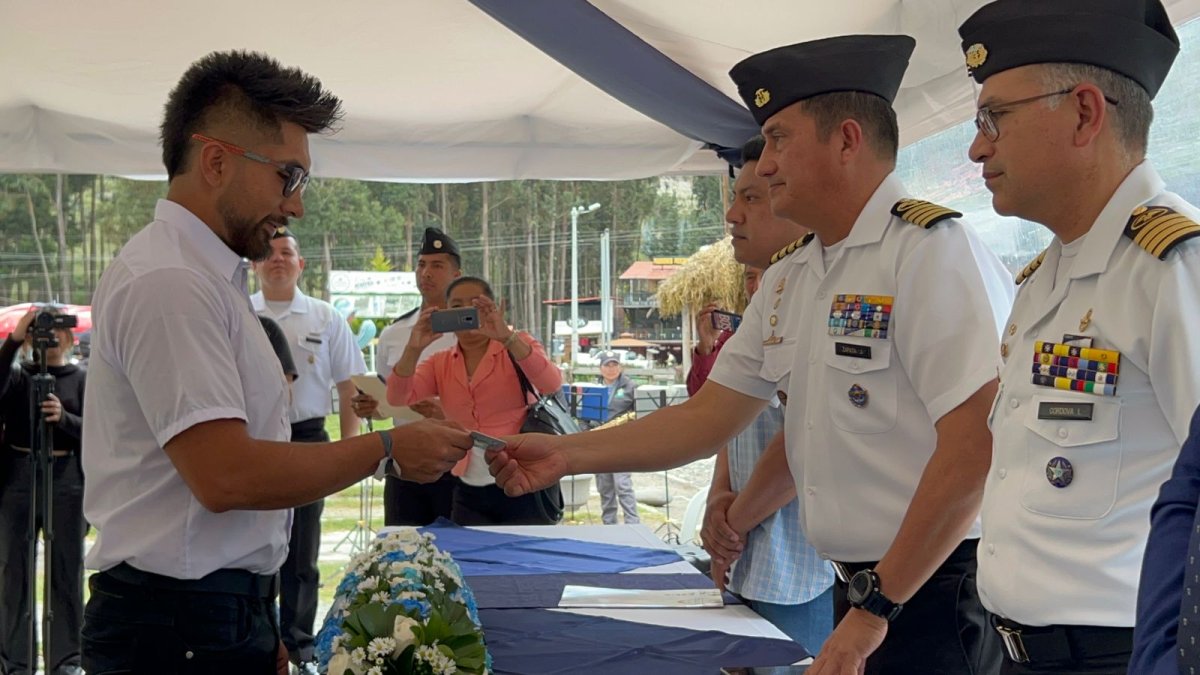 Durante la entrega de las credenciales a los marineros lacustres.