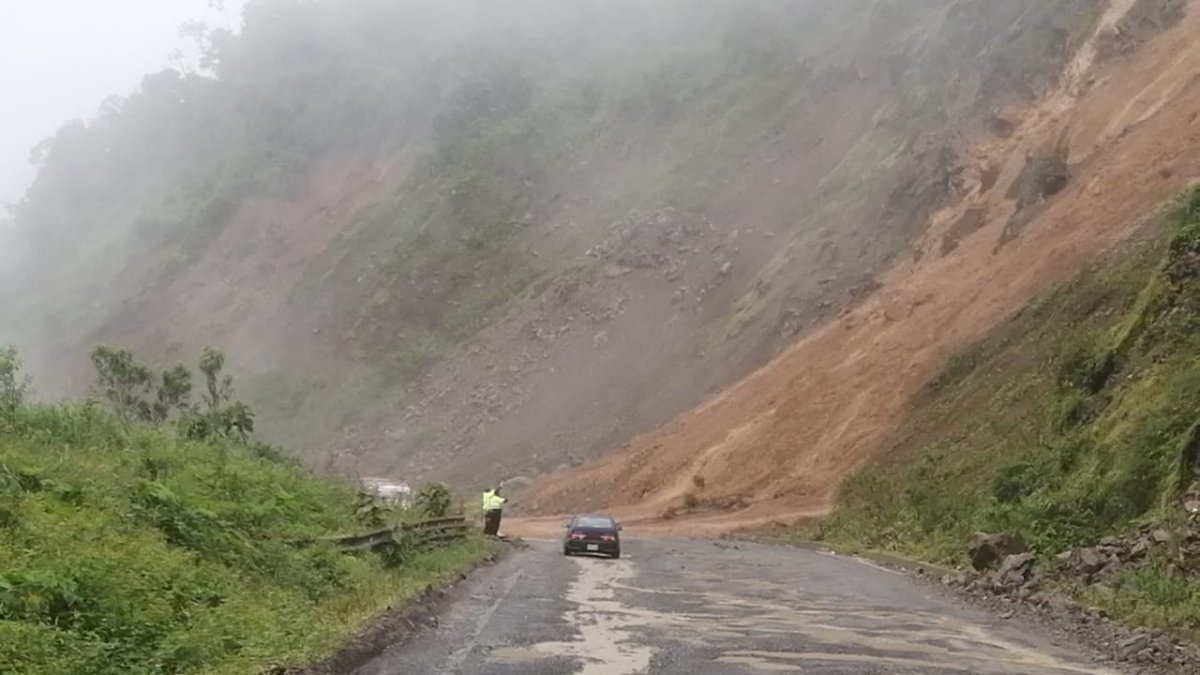 La circulación por la vía Cuenca- Molleturo- El Empalme está suspendida por caída de material en la zona del talud.