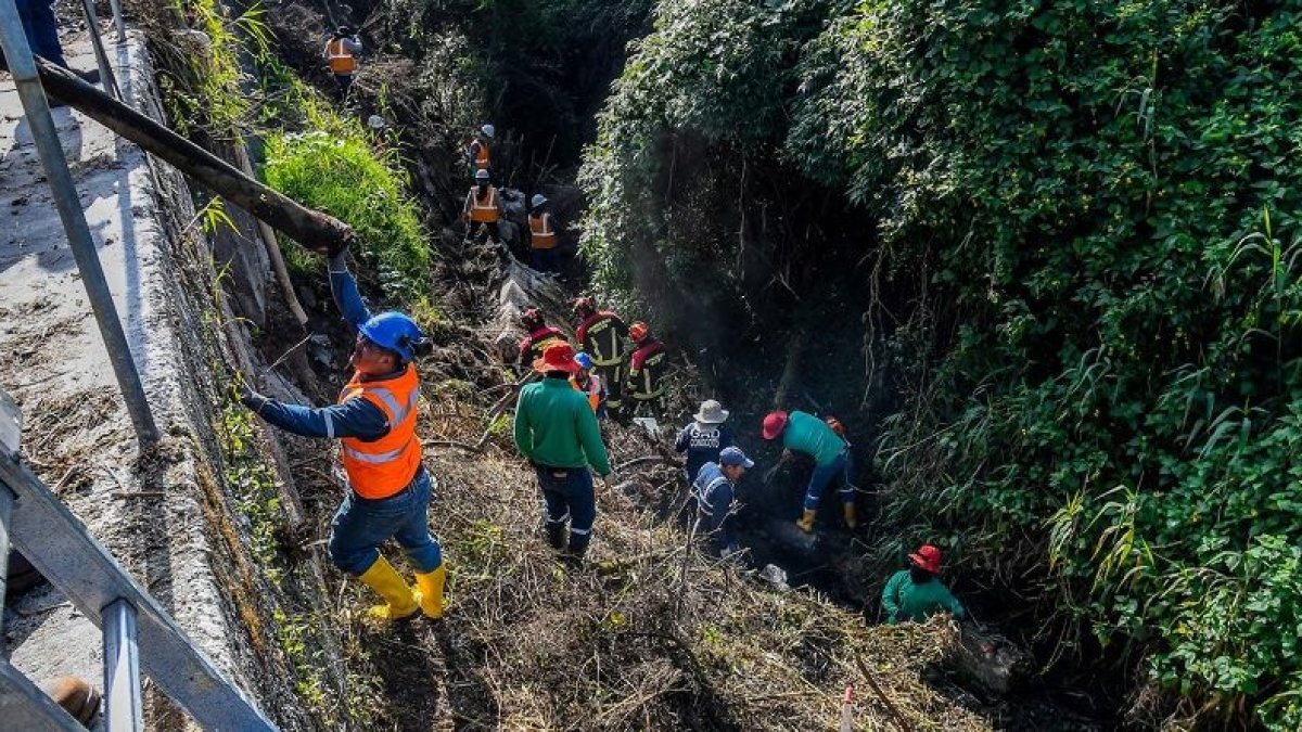 Trabajos. Obreros limpiaron la quebradilla de Ontaneda Baja.