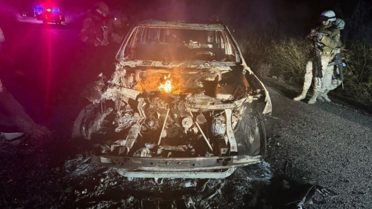 Violencia. Uno de los autos del convoy de migrantes atacado por sicarios.
