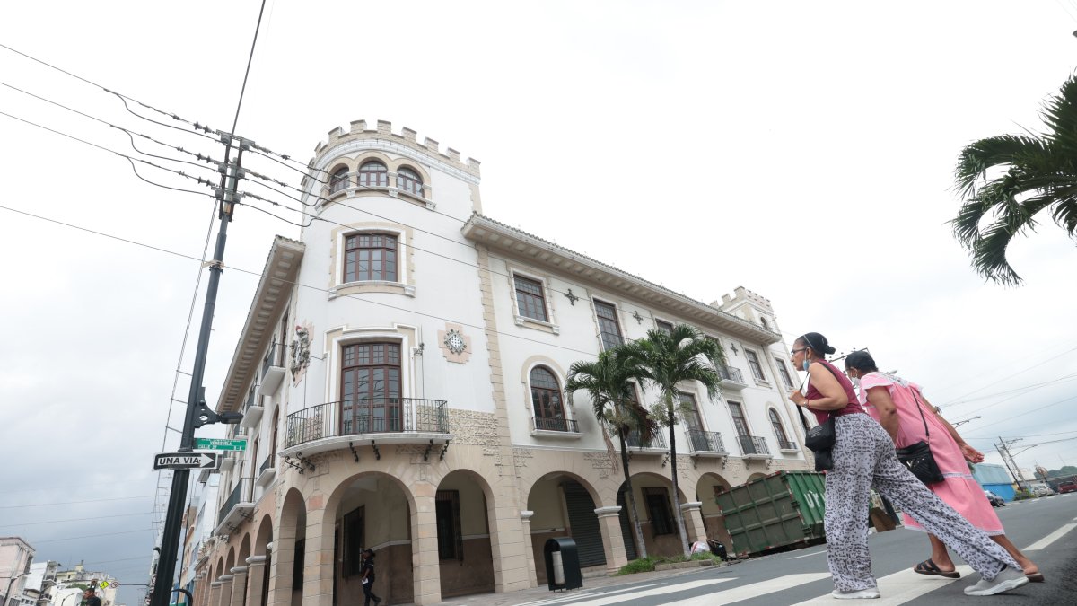 Urbano. El Castillo de Espronceda, ubicado en las calles Eloy Alfaro y Venezuela, se encuentra sin albergar actividades, pese a que pertenece al Municipio de Guayaquil.