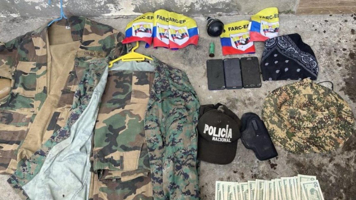 Distintivos. Los brazaletes tricolores tenían las siglas de las FARC.