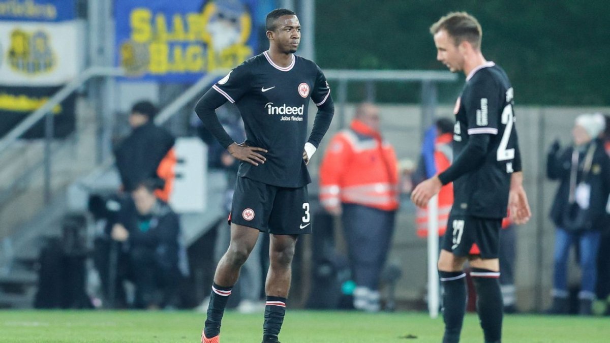 El zaguero central William Pacho continúa siendo clave en la defensa de Eintracht