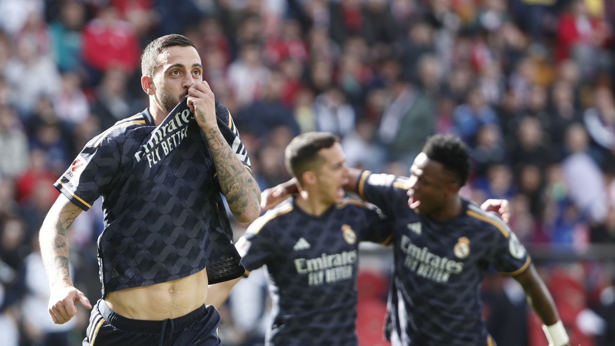 Joselu celebra el 0-1 para el Real Madrid durante el partido contra el Rayo Vallecano correspondiente a la jornada 25 de LaLiga, este domingo en el Estadio Vallecas en Madrid.