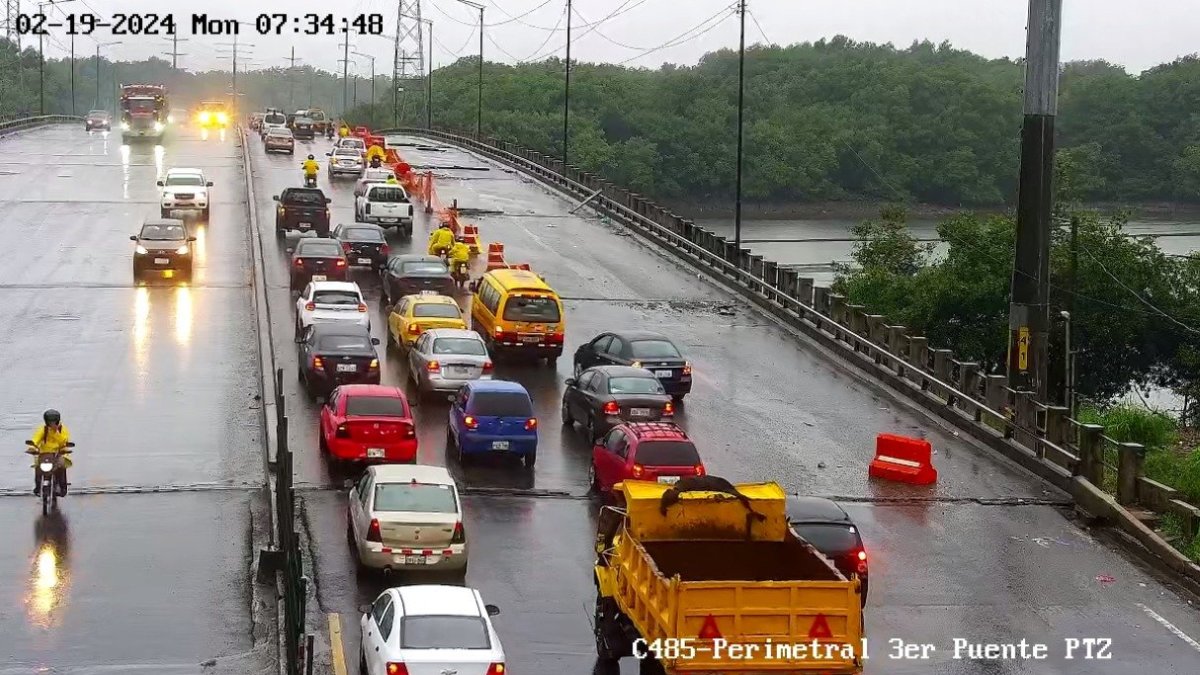 Las vías de Guayaquil aún luces mojadas tras la fuerte lluvia.