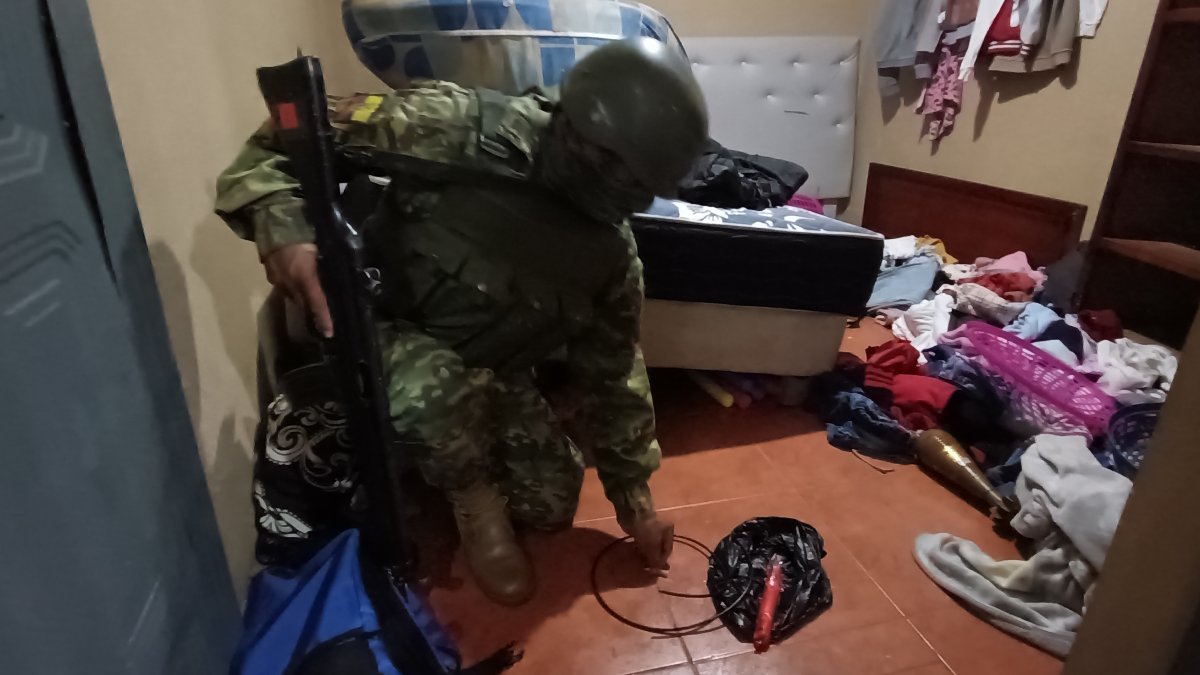 Un ciudadano extranjero fue detenido por poseer un taco de explosivo hidrogel.