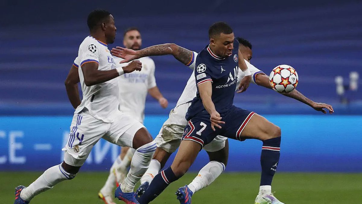 Kylian Mbappé, centro en sus días de gloria con el PSG. Hoy es banco por anunciar que no quería continuar.