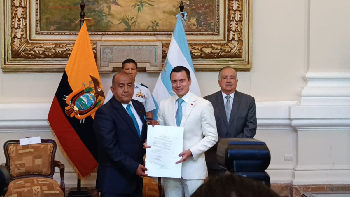 El periodista José Delgado junto al presidente Daniel Noboa.