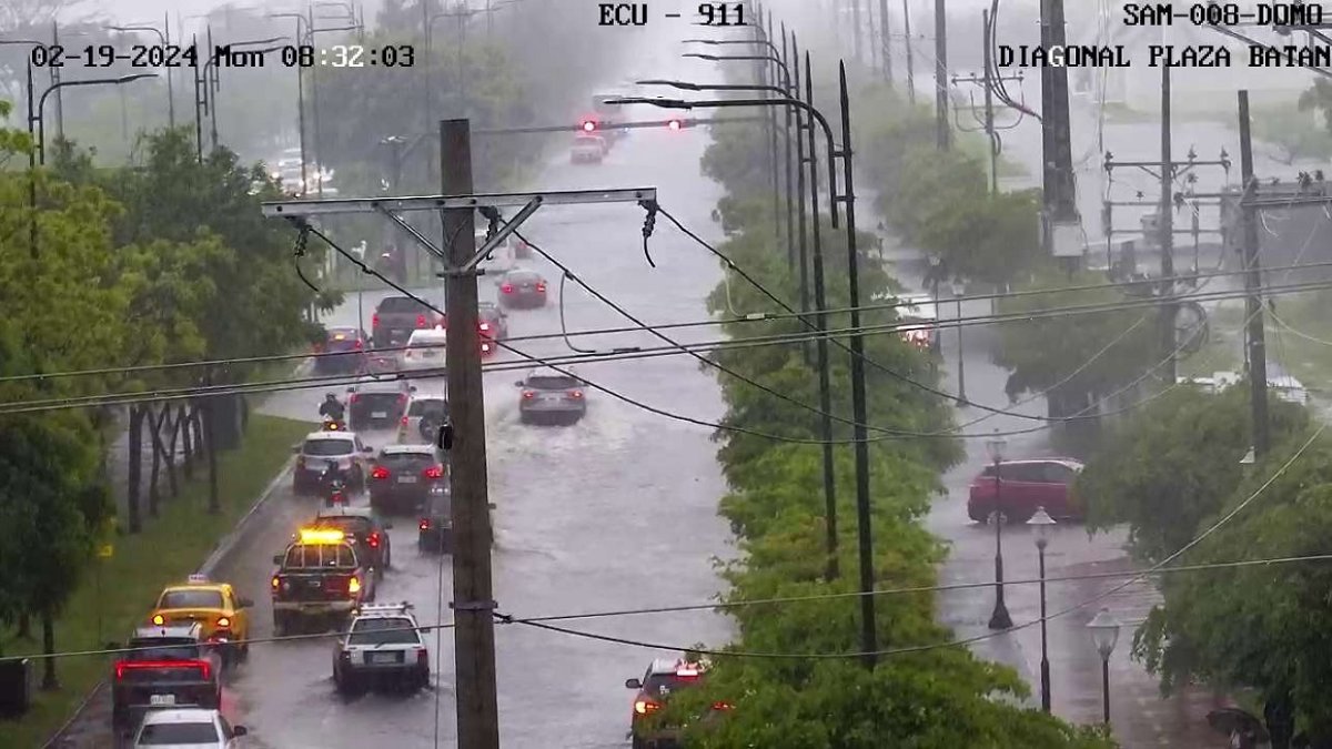 En la vía de ingreso a Ciudad Celeste se evidenció acumulación de agua, la mañana de este lunes 19 de febrero