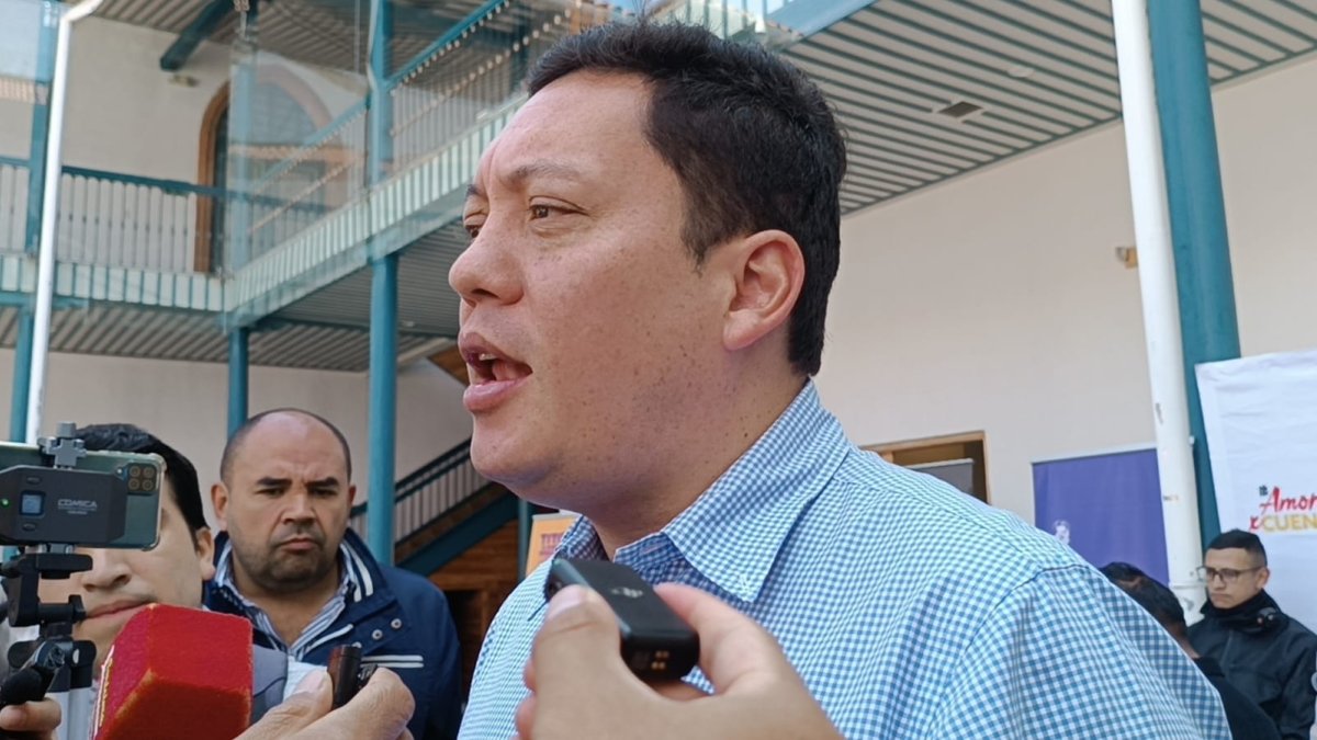 Cristian Zamora, alcalde de Cuenca, brindando las declaraciones.