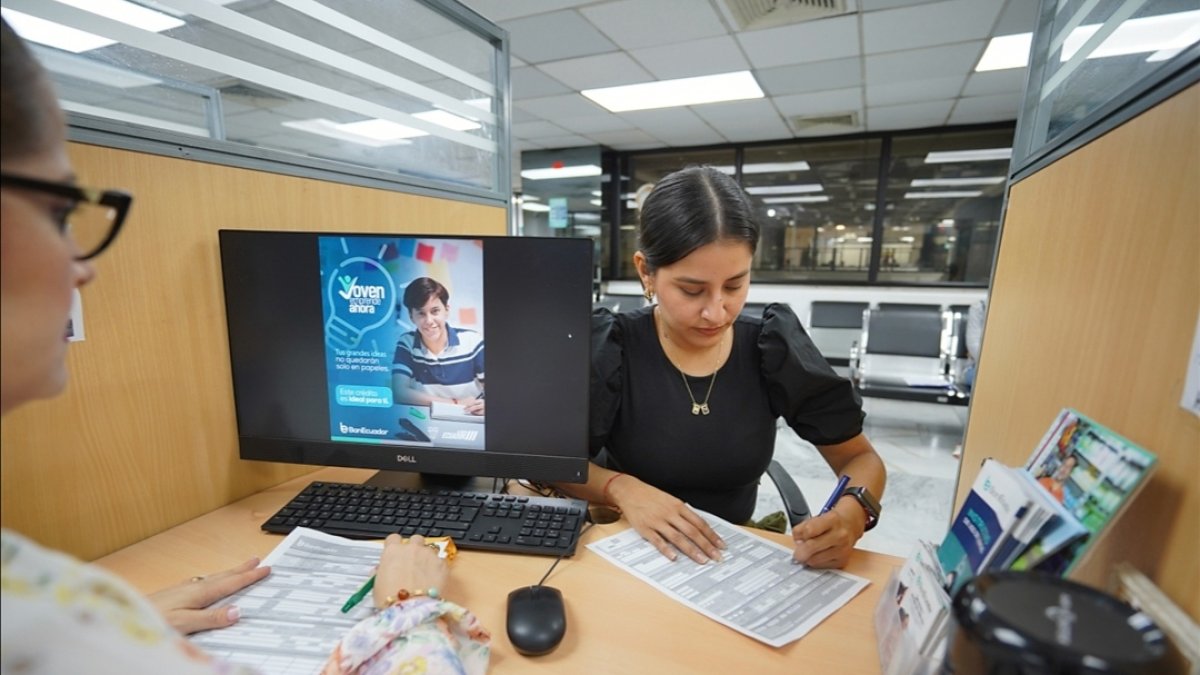 Entidad.- En una oficina de BanEcuador una joven solicita un crédito.