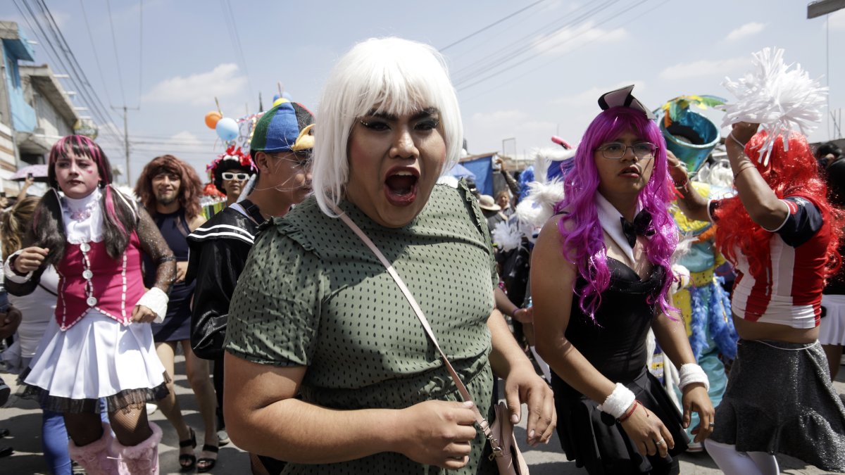 Hombres vestidos de mujeres e integrantes de la comunidad LGBT