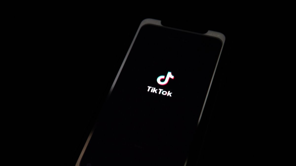El logotipo de la aplicación TikTok en un teléfono móvil.